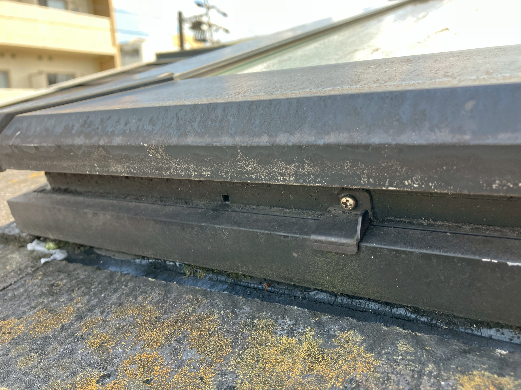 トップライトの枠と天井材の継ぎ目